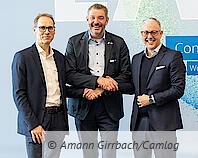 Michael Göllnitz, Geschäftsführer der Amann Girrbach GmbH (mittig im Bild) mit den beiden Geschäftsführern der CAMLOG Vertriebs GmbH, Markus Stammen (links im Bild) und Martin Lugert (rechts im Bild).