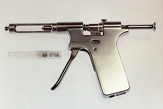 Abb. 1: Injektionsapparat Ultraject (Sanofi Aventis vormals Hoechst, Frankfurt), Pistolentyp mit Druckbegrenzung.